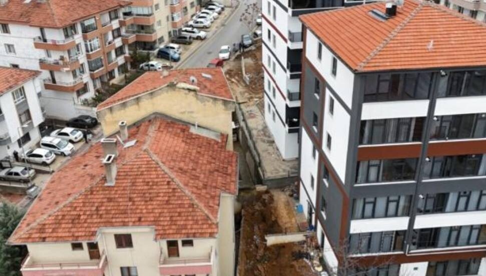Ankara'da istinat duvarı çöktü: 5 bina tahliye edildi