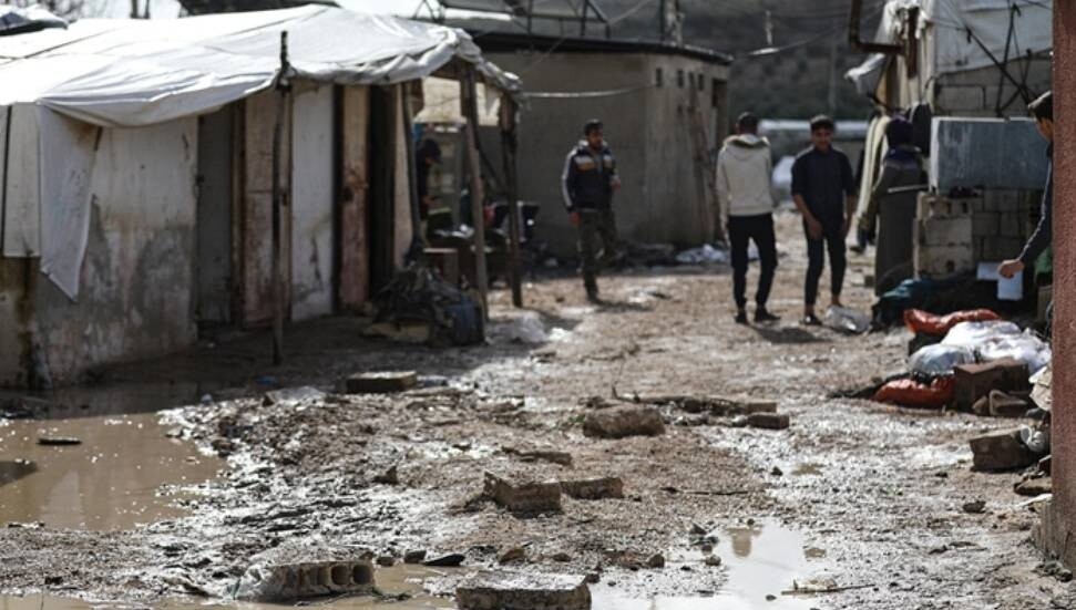 Suriye'deki şiddetli yağışlar nedeniyle 6 kamptan 173 aile tahliye edildi