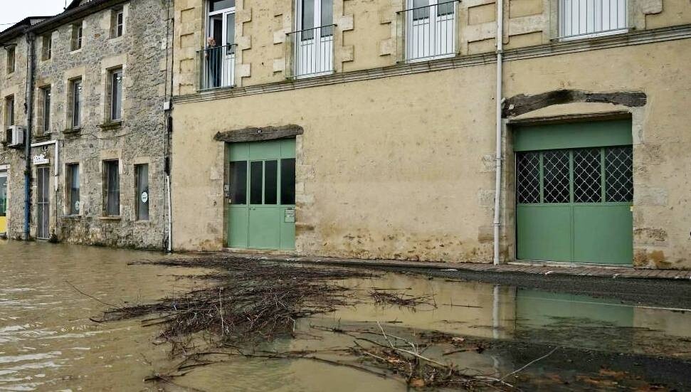 Fransa'da Nils Fırtınası nedeniyle 850 bin hane elektriksiz kaldı