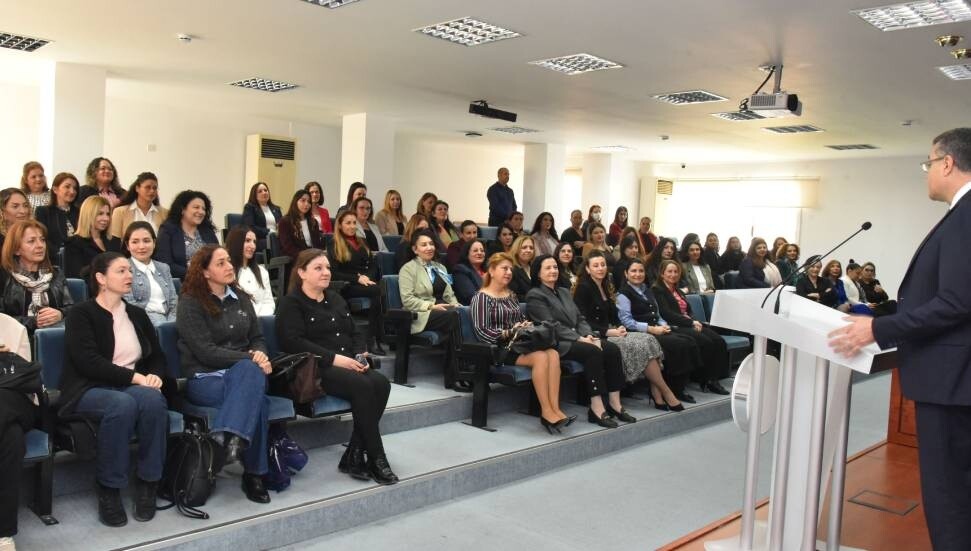 Dışişleri Bakanlığı’nda Kadınlar Günü kutlaması: Lakadamyalı, personele hediye takdim etti