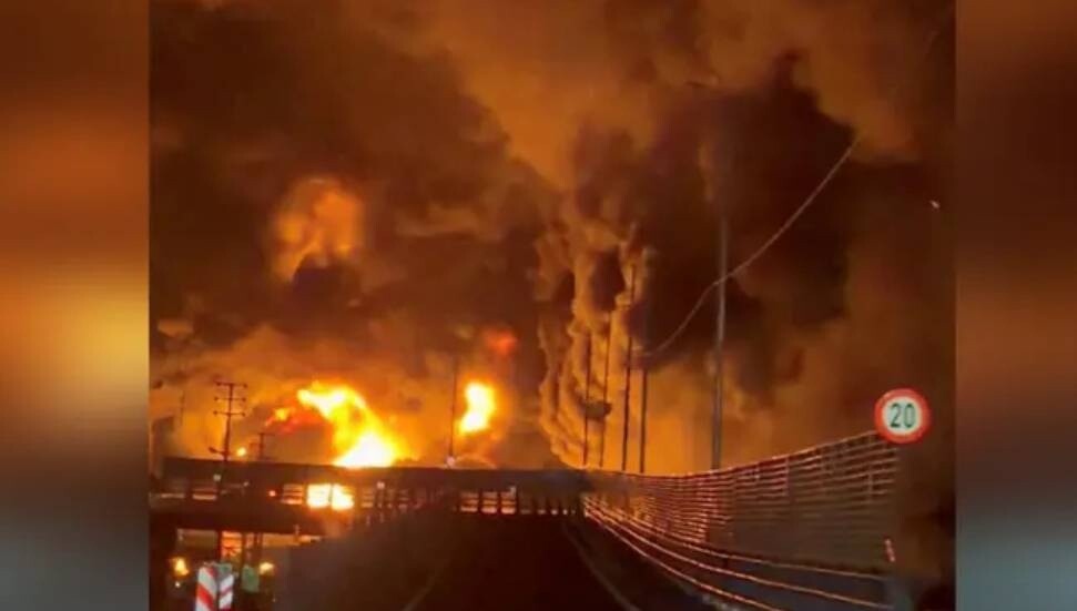 Petrol depoları vuruldu, Tahran semaları karardı, yangın ediyor