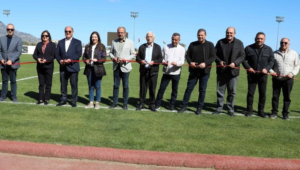 Değirmenlik'te zemini doğal çime dönüştürülen Sadık Cemil Stadyumu'nda açılış töreni yapıldı