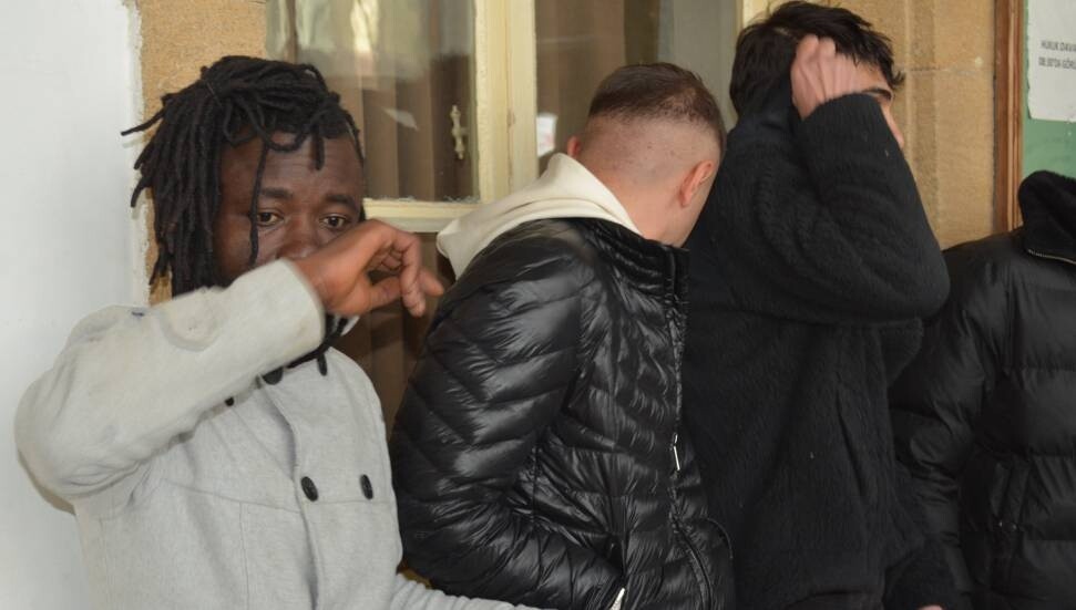 Uyuşturucu operasyonu: 35 gram hintkeneviri, 145 adet hap ile yakalandılar