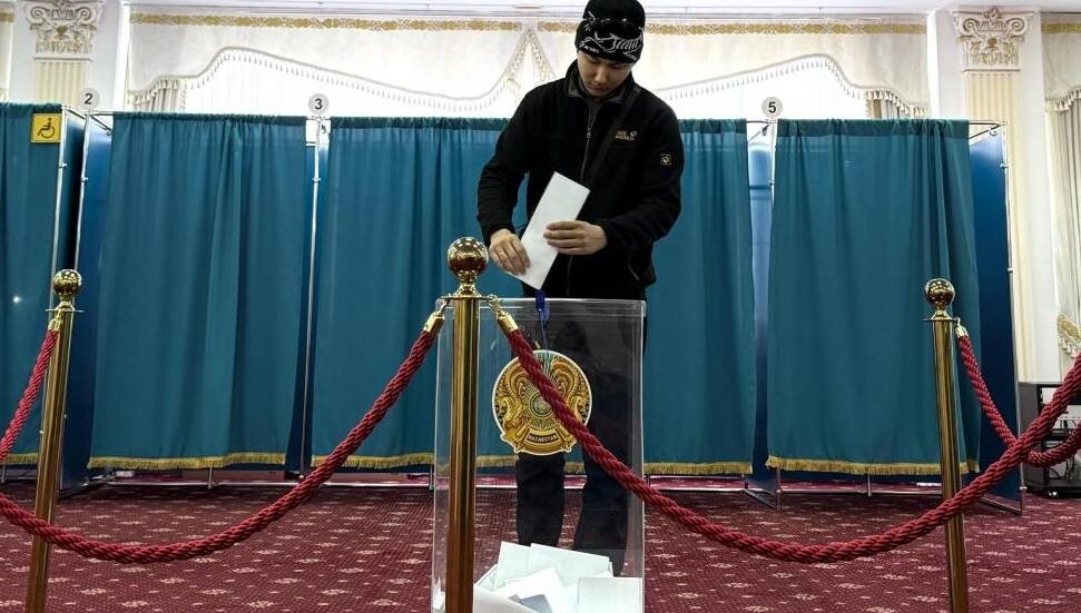Kazakistan, yeni anayasa için sandık başında