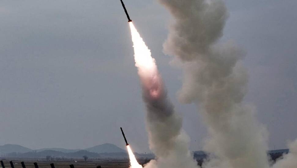 Kuzey Kore'de uzun menzilli topçu tatbikatı