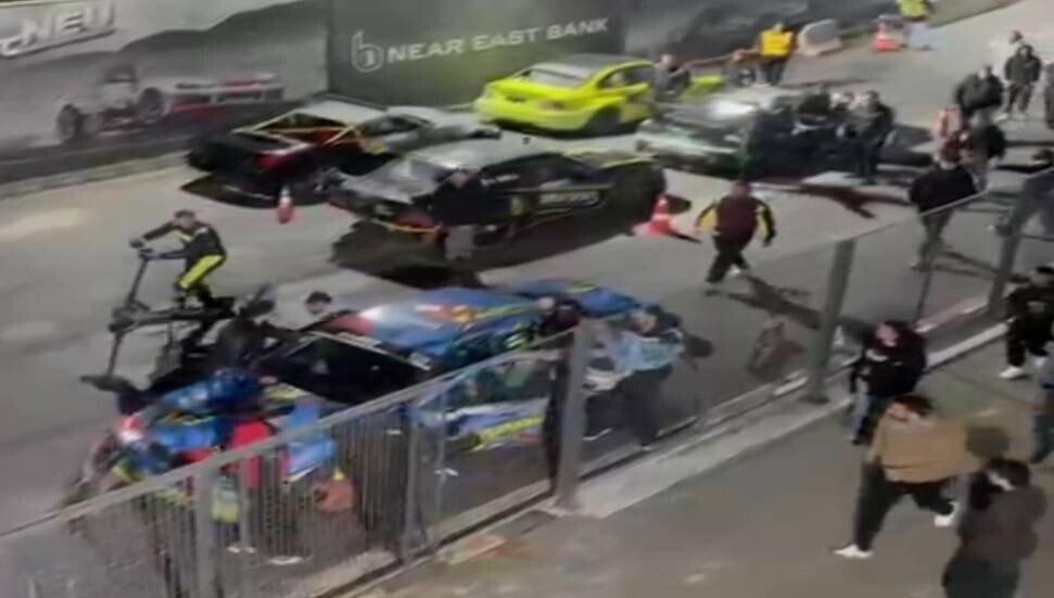 YDÜ Drift pistinde kavga: İbrahim Yücebaş ve Murat Kapacak Hollandalı yarışmacıları dövdü