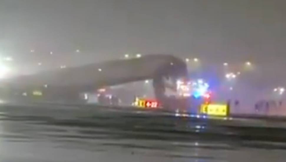 ABD'nin New York kentinde uçak iniş sırasında itfaiye aracına çarptı