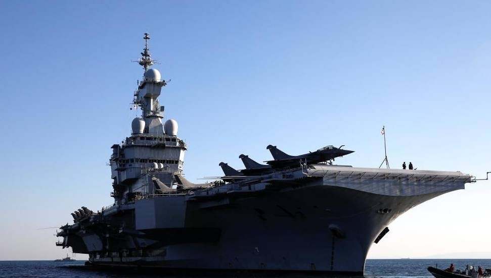 Fransız donanmasına ait uçak gemisi "Charles de Gaulle" Girit'teki Suda Üssü'nde