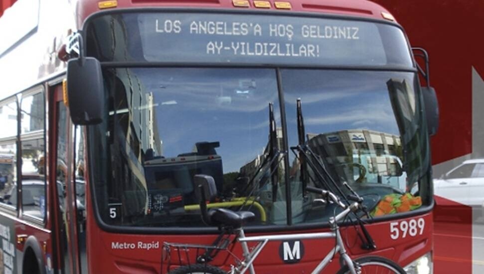 Los Angeles'ta otobüslere "Hoş geldiniz Ay Yıldızlılar" yazıldı