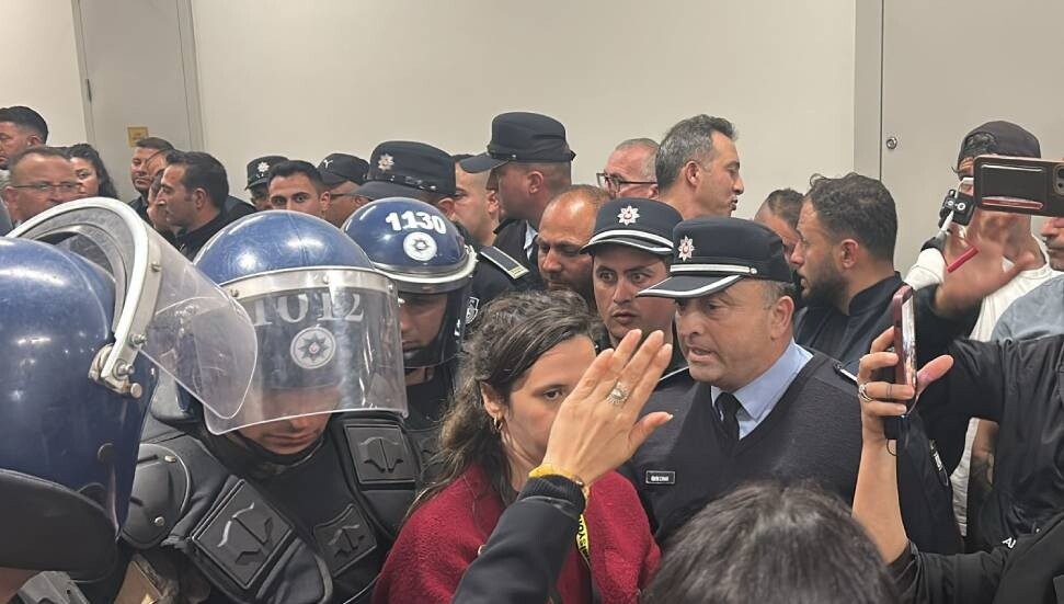 CANLI- Eylemciler Meclis dışına çıkartılıyor