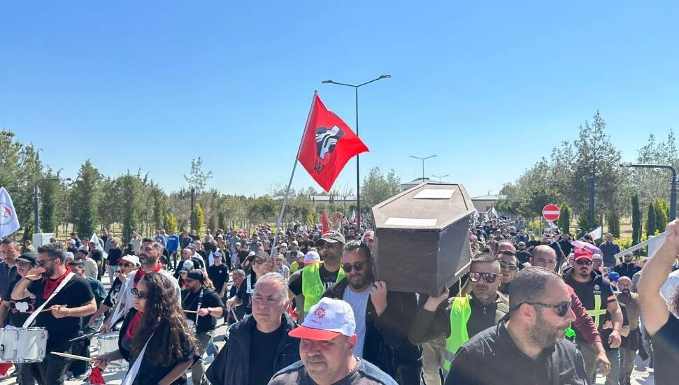 Sendikalar yeni öneriyi reddederek hükümeti istifaya çağırdı: Ne kabul ederiz ne de görüşürüz!