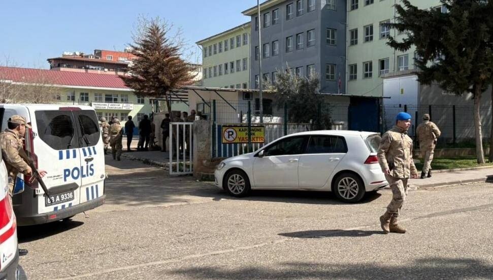 Şanlıurfa'da okula silahlı saldırı: 16 yaralı