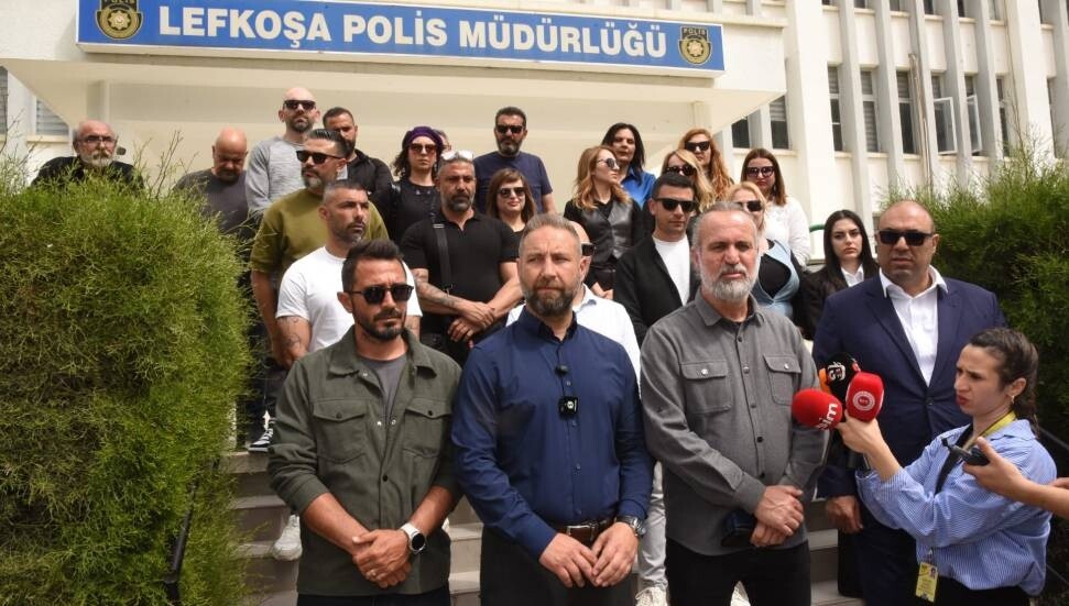 KTÖS, Lefkoşa Polis Müdürlüğü önünde açıklama yaptı: Sevdamız yurdumuz, derdimiz geleceğimiz dediğimiz için buradayız