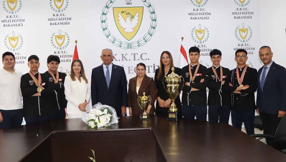 Çavuşoğlu, Tunus'ta ödül kazanan Haydarpaşa Ticaret Lisesi öğrencilerini kabul etti: Motivasyon ve gurur vesilesi
