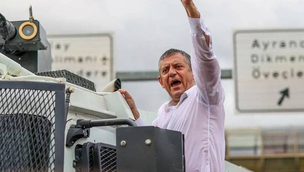 Özel, İzmir'de yaptığı mitingde Kılıçdaroğlu'na seslendi: Başkanı halk seçsin, kazanırsan elini öperim