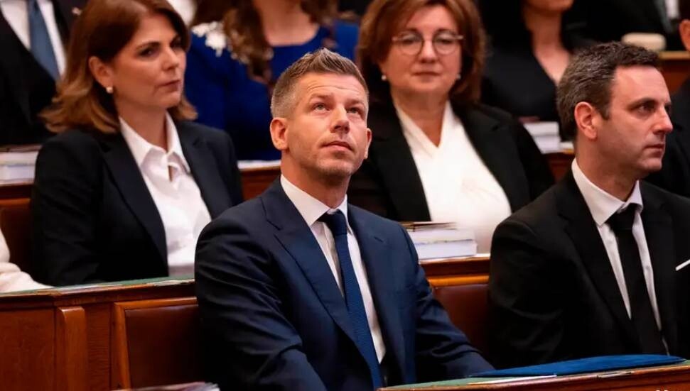 Macaristan'da milletvekili maaşları yüzde 40 azaltıldı: Başbakan önce kendi maaşını düşürdü