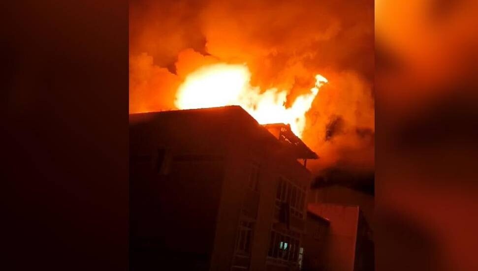 İstanbul Avcılar'da korkutan yangın: Alevler metrelerce yükseldi