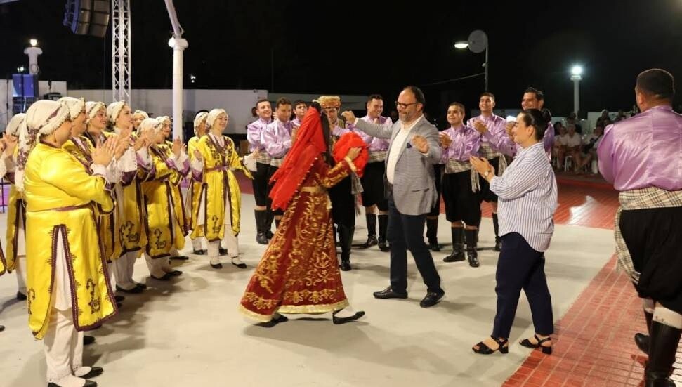 14. Larnakalılar Gecesi yoğun katılımla gerçekleşti: Kına ve çiftetelli gösterisi büyük beğeni topladı
