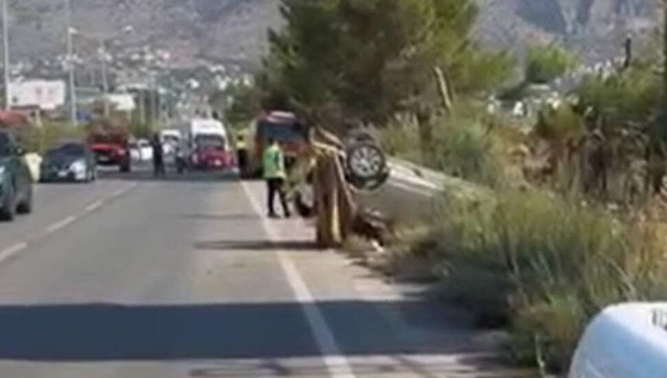 Lastiği patlayan araç takla attı: 3 kişi yaralandı