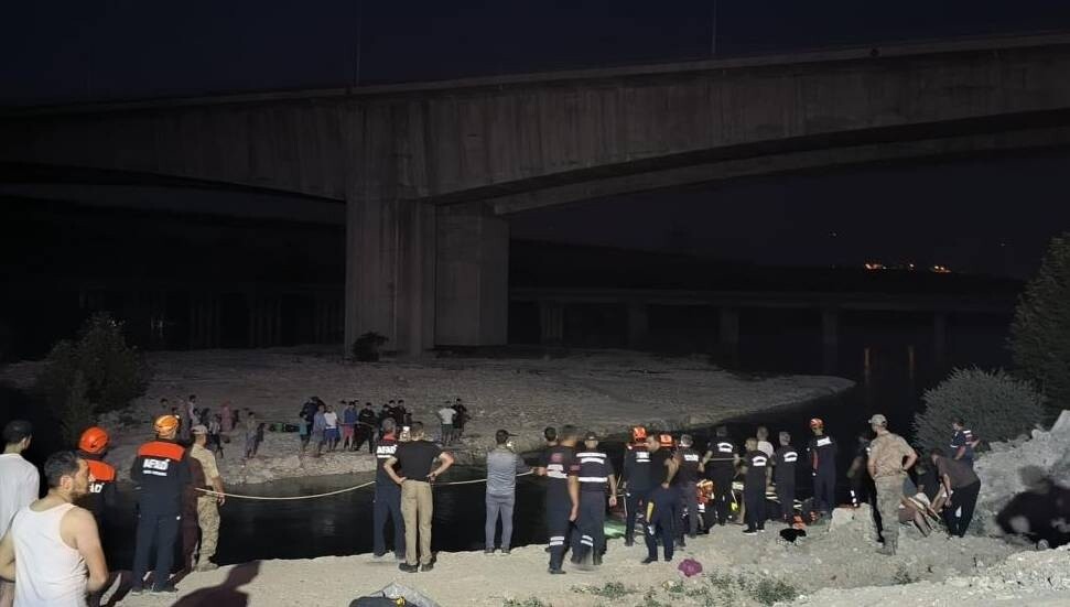 Fırat Nehri'nde mahsur kalan 26 kişi kurtarıldı