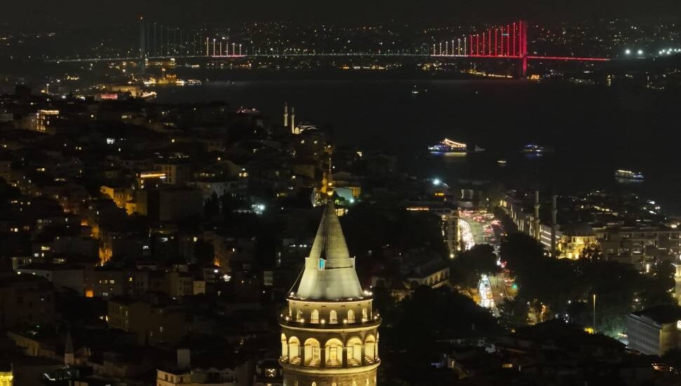 İletişim Başkanlığından Mekke Anlaşması’na özel kampanya: Simge yapılar bu anlaşma için ışıklandırıldı
