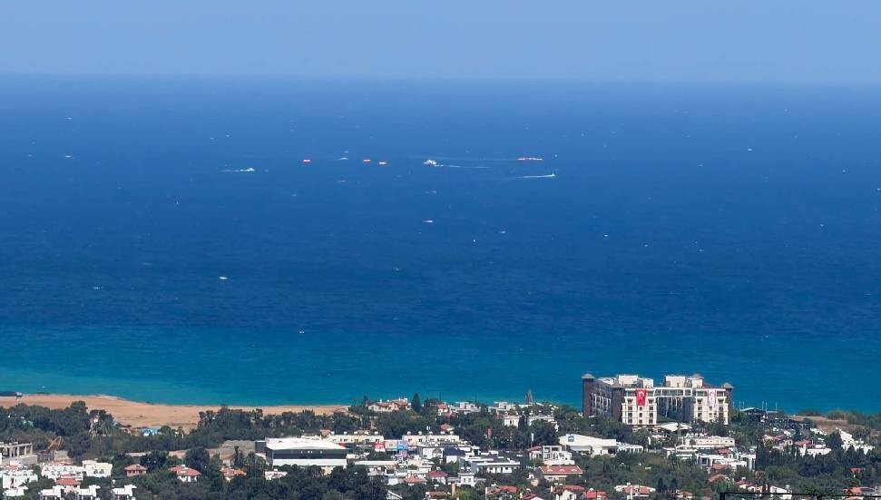 CANLI- Girne açıklarında katamaran tipi yolcu gemisi alabora oldu: Arama kurtarma ekipleri yolcuları tahliye ediyor
