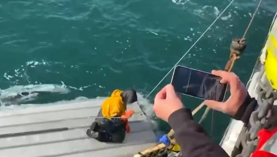 Alaska'da alabora olan teknenin üzerinde günlerce kalan çocuk kurtarıldı