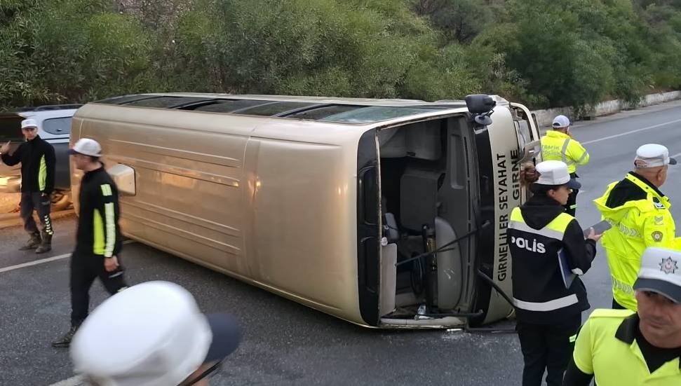 Ciklos’ta minibüs devrildi!