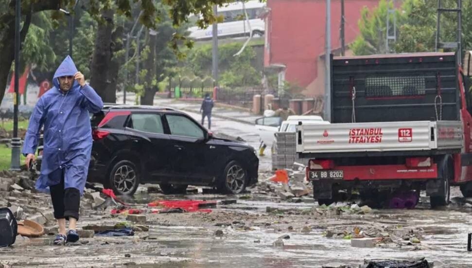Selden 3 kişi hayatını kaybetti: İstanbul'da yağmur dinmiyor