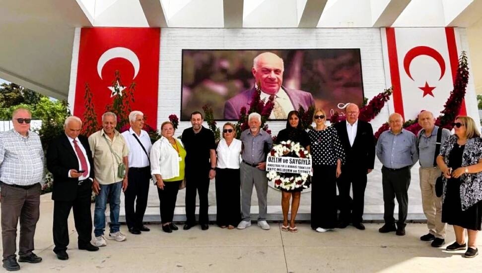 Avustralya’da yaşayan Kıbrıslı Türkler, Lefkoşa’daki anıtlara çelenk bıraktı