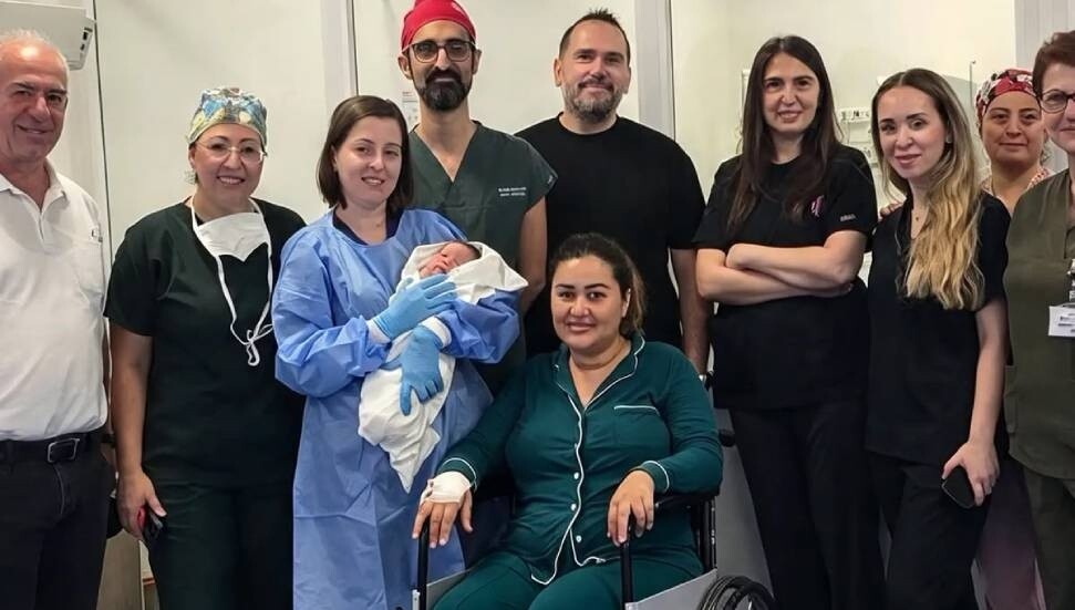 32 kişilik ekipten bir ilk: Bebek anne karnındayken solunum yolu açıldı