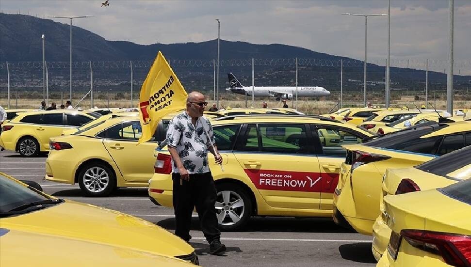 Atina'da 48 saatlik greve giden taksicilerden Eleftherios Venizelos Havalimanı'nda eylem