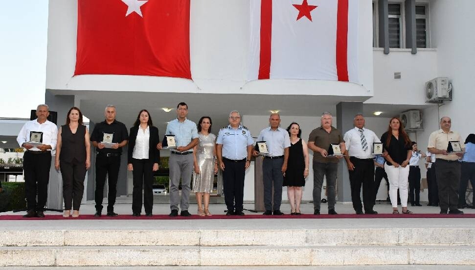 Emekliye ayrılan ve meslekte 30 hizmet yılını tamamlayan personele plaketleri takdim edildi