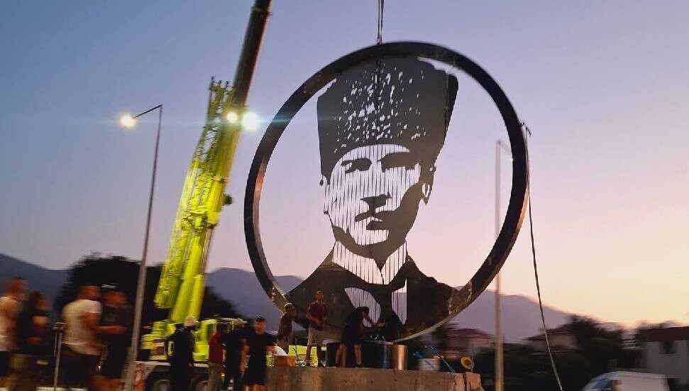 8 metre çapındaki ve yaklaşık 7 ton ağırlığındaki Atatürk Silüeti Alsancak’ta yerini aldı