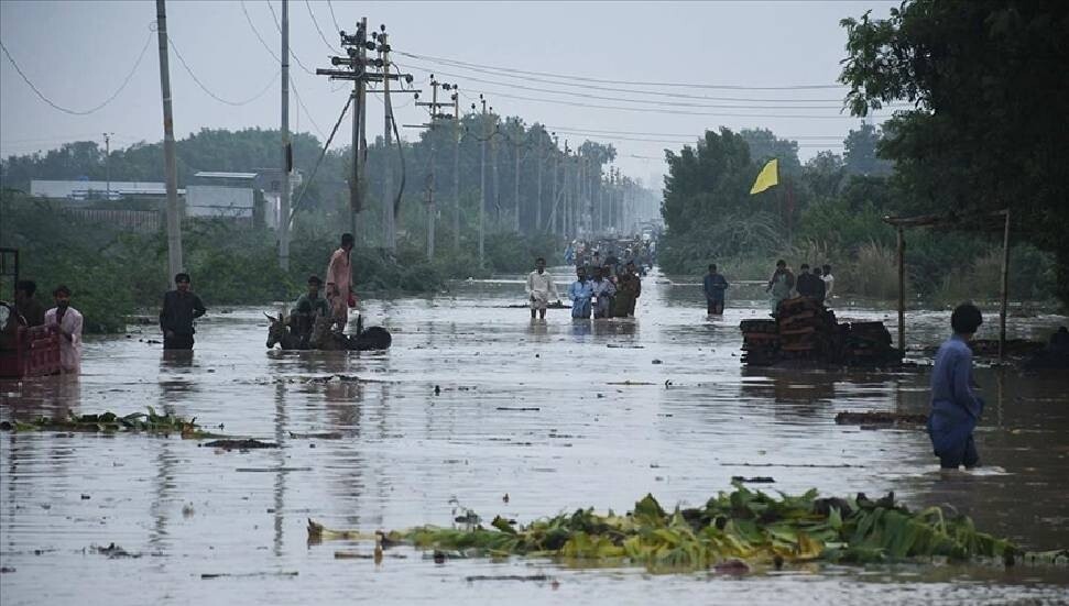 Pakistan'da şiddetli yağışların yol açtığı sellerde tahliye çalışmaları zorlu şartlarda sürüyor