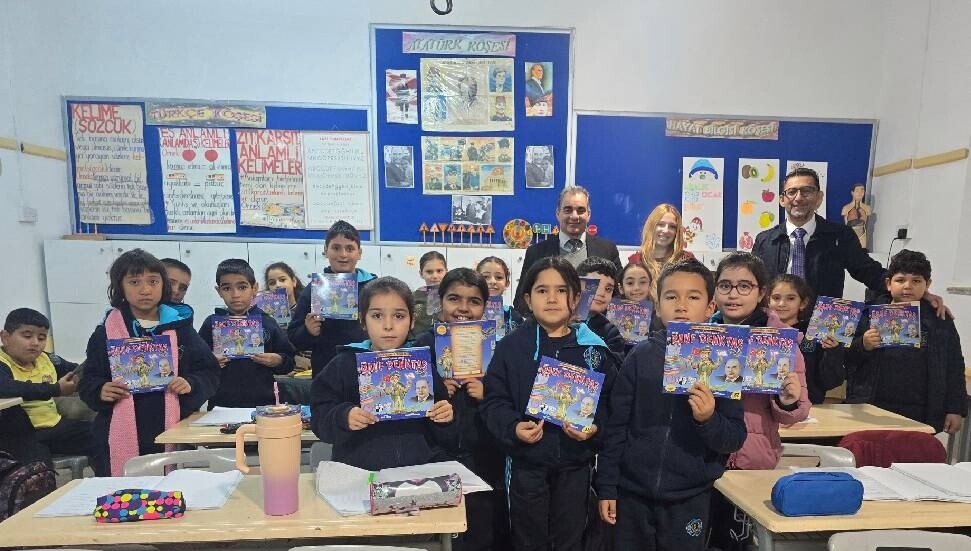 Rauf Raif Denktaş ve Düşüncelerini Yaşatma Derneği, çocuklara Denktaş ve milli mücadele yıllarını konu alan kitap dağıttı