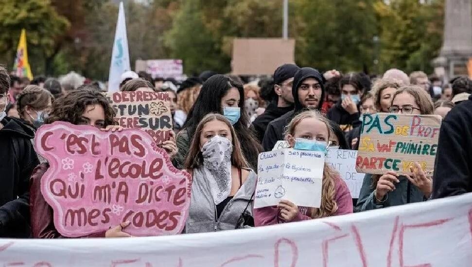 Fransa'da 1 ayın geride kaldığı lise eylemlerinde öğrencilerin pankartları öne çıktı