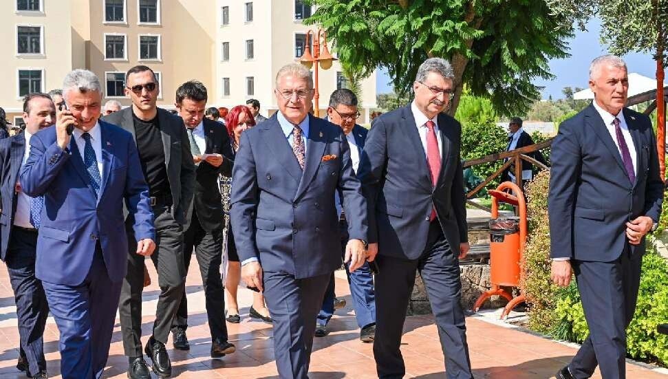 Bakanlardan Kıbrıs İlim Üniversitesi'ne ziyaret: Üniversite birincisi Aysel Sultani'ye ödül takdim edildi