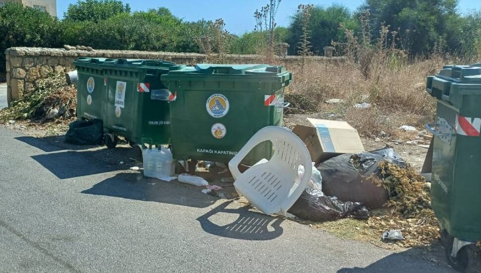 Lapta Alsancak Belediyesi çöplerini yere atanlara tepki gösterdi: Cezai işlem uygulanacak