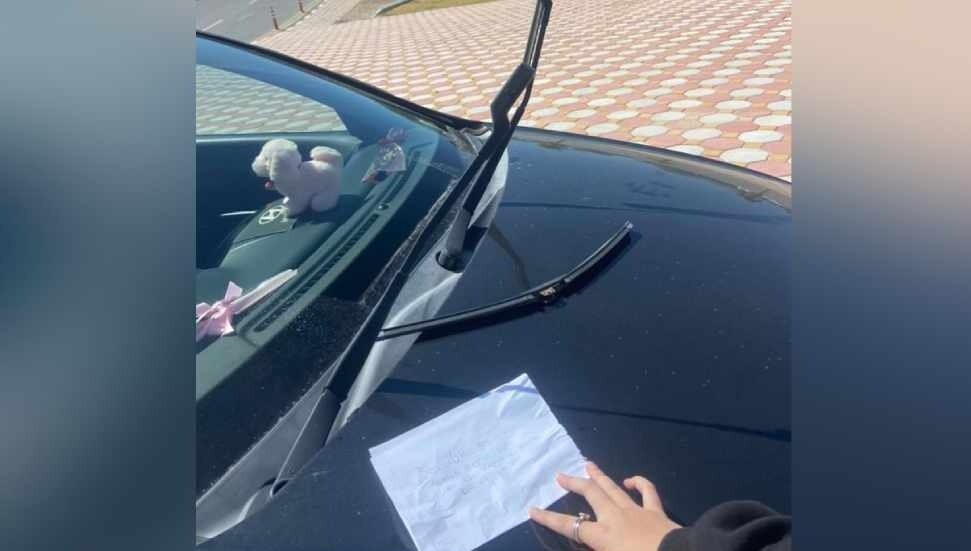 Kampüste park yeri tartışması: Sileceği kırıldı, tehdit notu bırakıldı