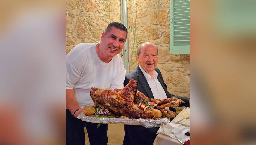 Vatandaş et yiyemezken, Cumhurbaşkanı "kuzu çevirme" başında kameraya poz verdi