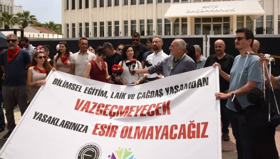 KTÖS ve KTOEÖS’tan Başbakanlık önünde ortak basın açıklaması: Yasaklarınıza esir olmayacağız