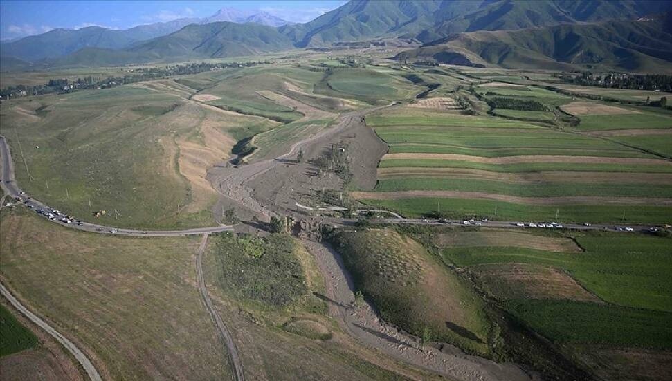 Kırgızistan'da dağ gölünün taşması nedeniyle 950 kişi tahliye edildi