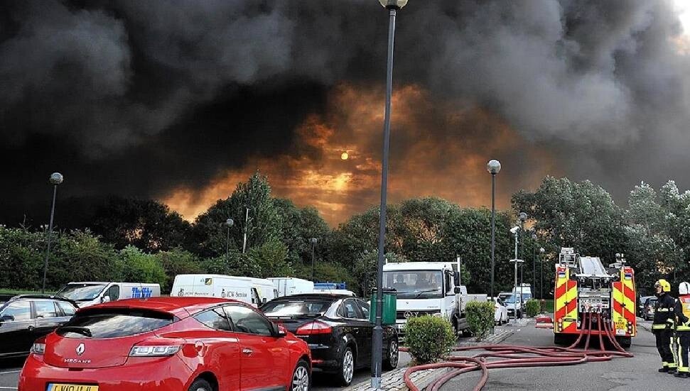 İngiltere'de orman yangınlarındaki artış nedeniyle itfaiyecilerin baskı altında olduğu uyarısı yapıldı