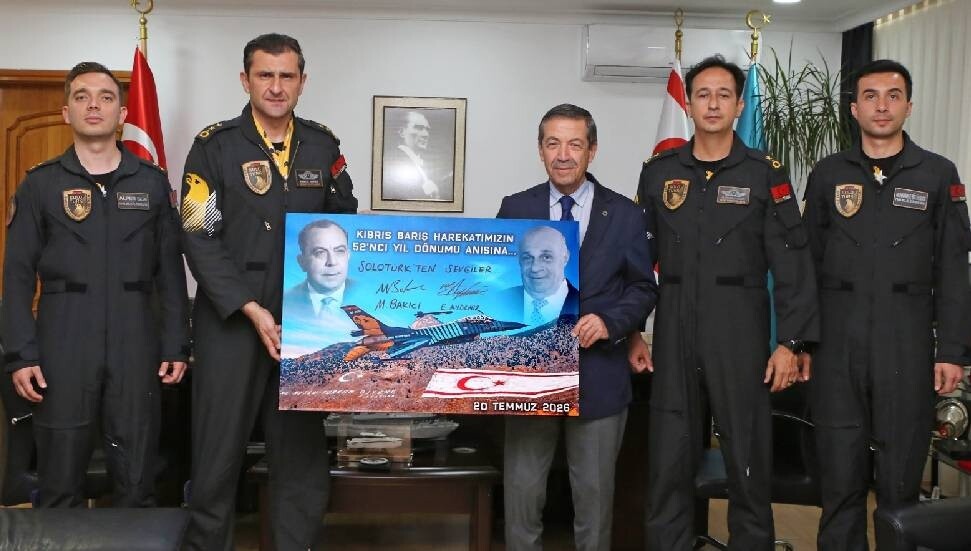 Tahsin Ertuğruloğlu, SOLOTÜRK pilotlarını kabul etti