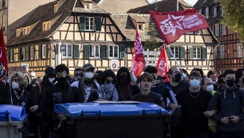 Fransa'da günlerdir süren lise eylemlerine destek için binlerce kişi sokağa çıktı