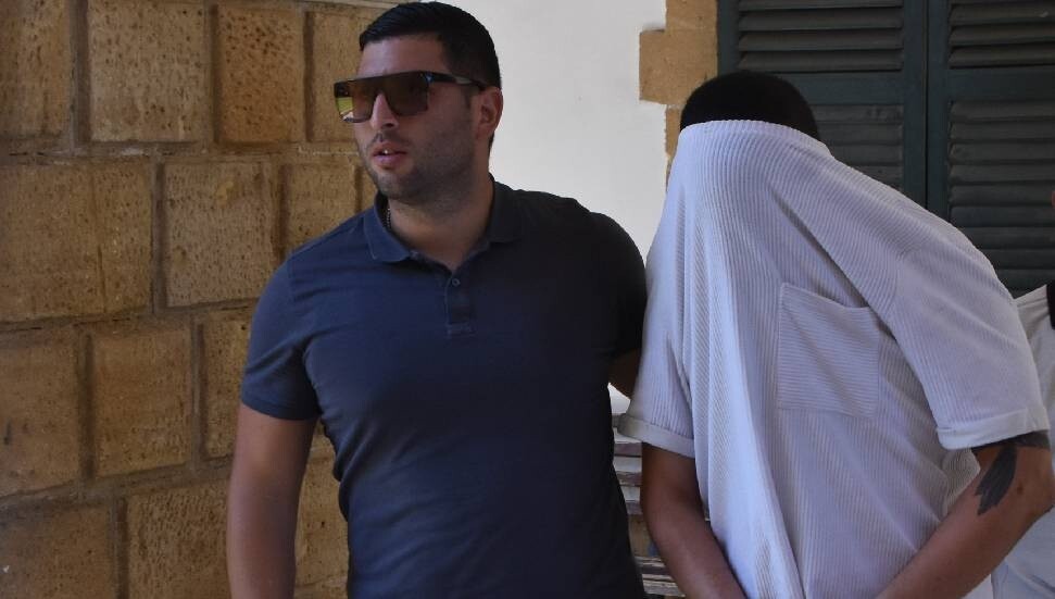 Kendisine yardım eden kadını yumrukladı