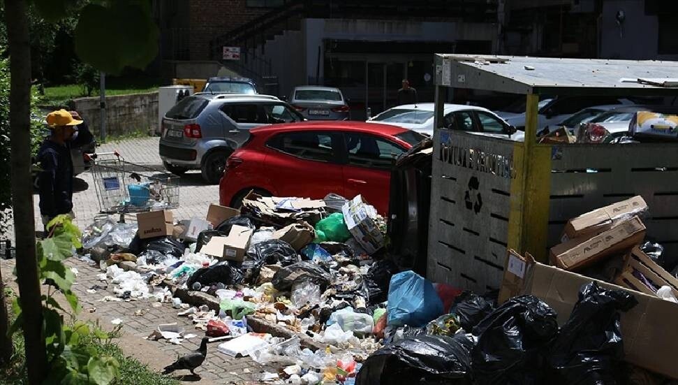 Kosova'nın başkenti Priştine'nin sokakları grev nedeniyle çöp yığınlarıyla doldu