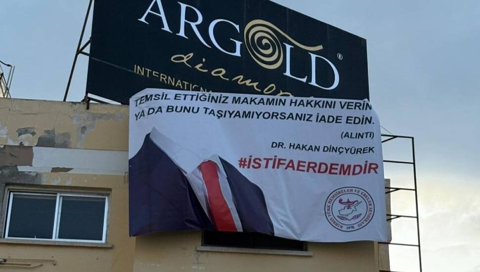 KTHES’ten dikkat çeken Dinçyürek pankartı: İstifa erdemdir