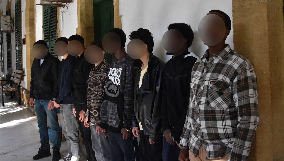 Akıncılar’da polis operasyonu: Güney Kıbrıs’a geçmeye hazırlanan 8 kişi tutuklandı
